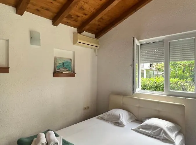 Ksenia Guesthouse Apartments And Studios